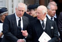 Kralj Charles bratu Andrewu Mountbatten-Windsorju odvzel še zadnje kraljevske nazive in časti