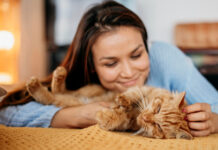 Ste mačji starš ali le velik mačji mladič? Znanost pojasnjuje, kako vas dojemajo mačke