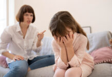 Zakaj vpitje na otroka pusti hujše posledice, kot si mislimo