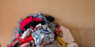 Nova pravila EU prepovedujejo uničevanje neprodanih oblačil in obutve