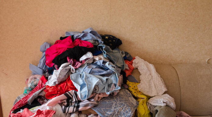 Nova pravila EU prepovedujejo uničevanje neprodanih oblačil in obutve