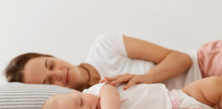 Mit o »razvajenosti«: zakaj je bližina med spanjem temelj za otrokovo čustveno inteligenco