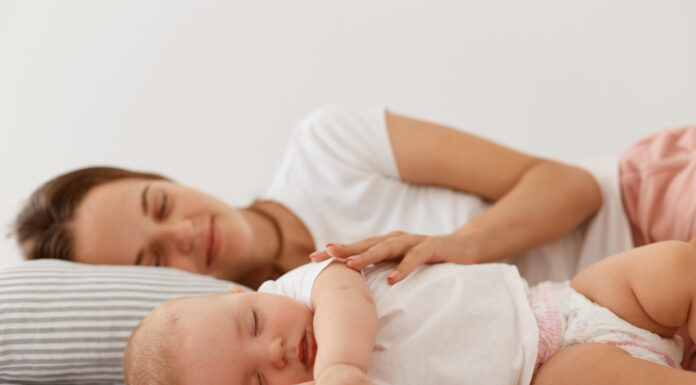 Mit o »razvajenosti«: zakaj je bližina med spanjem temelj za otrokovo čustveno inteligenco