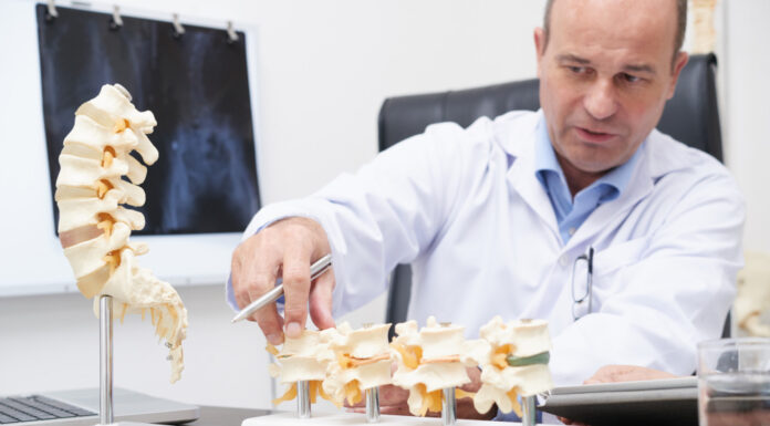 Ta presenetljivo preprosta vsakdanja navada ima velik vpliv na zdravje kosti