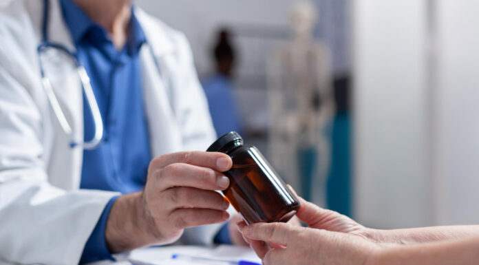 Nenavadni načini, kako hrana vpliva na »zdravila«, ki jih jemljemo