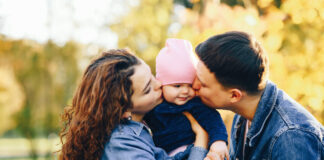 Varna navezanost: razvojni temelj psihične stabilnosti in zmožnosti za bližino