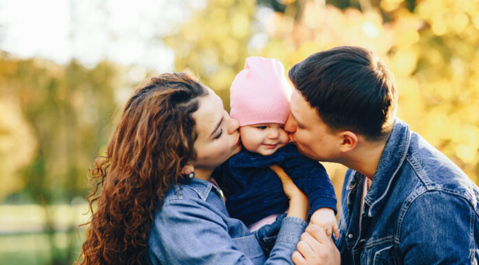 Varna navezanost: razvojni temelj psihične stabilnosti in zmožnosti za bližino