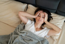Zakaj se v (peri)menopavzi pojavi nespečnost in kako jo odpraviti