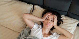 Zakaj se v (peri)menopavzi pojavi nespečnost in kako jo odpraviti