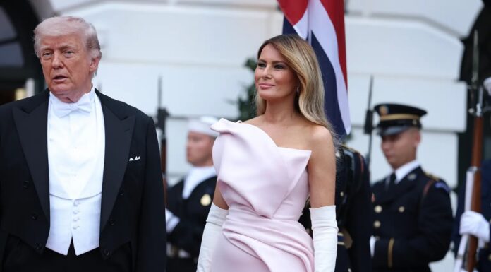 Melania Trump je na državni večerji sijala v roza obleki Dior Haute Couture