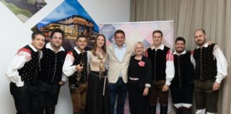 Ansambel Saša Avsenika zapel pred ALEJO kot pod Triglavom