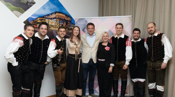 Ansambel Saša Avsenika zapel pred ALEJO kot pod Triglavom