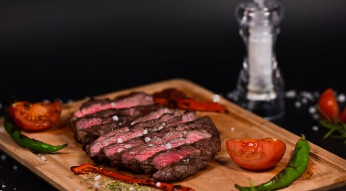 Globalni paradoks: zakaj prodaja mesa raste in zakaj se nekdanji vegani zatekajo h »karnivorstvu«?