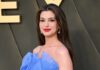 Anne Hathaway očarala v svetlo modri obleki Dior