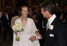 Češki supermodel 90ih, Eva Herzigova, se je po 25 letih zveze in treh otrocih poročila