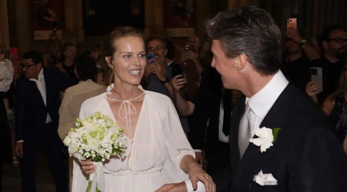Češki supermodel 90ih, Eva Herzigova, se je po 25 letih zveze in treh otrocih poročila