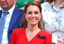 Princesa Kate je ob vrnitvi na Wimbledon zasijala v rdeči obleki Roland Mouret