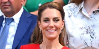 Princesa Kate je ob vrnitvi na Wimbledon zasijala v rdeči obleki Roland Mouret