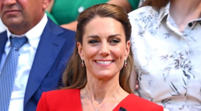 Princesa Kate je ob vrnitvi na Wimbledon zasijala v rdeči obleki Roland Mouret