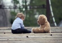 Travma v otroštvu potroji tveganje za pojav resne duševne motnje v odraslosti