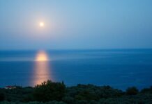 Avgustovska polna Luna (28. 8. 2026): zakaj se počutite povsem izčrpani?