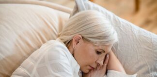 Demenca: znanstveniki odkrili, zakaj slabo spanje nekaterim bolj škoduje