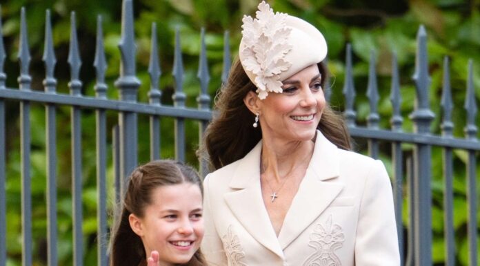 Kate Middleton in princesa Charlotte opaženi na londonski podzemni železnici