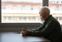 Osamljenost oz. socialna izolacija povezana z zgodnejšo smrtjo