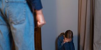 Znanstveniki ugotovili, kako stres v otroški dobi pusti trajne posledice na možganih